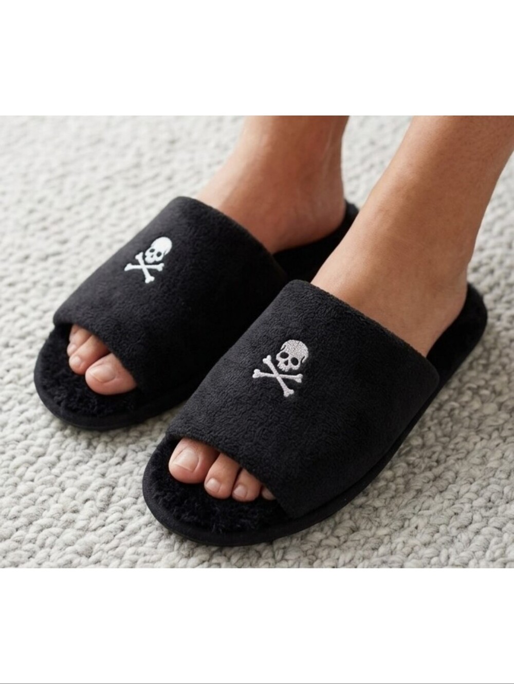 Dluxe by Dearfoams Skull & Crossbones slip on slippers Black Size S (5-6)